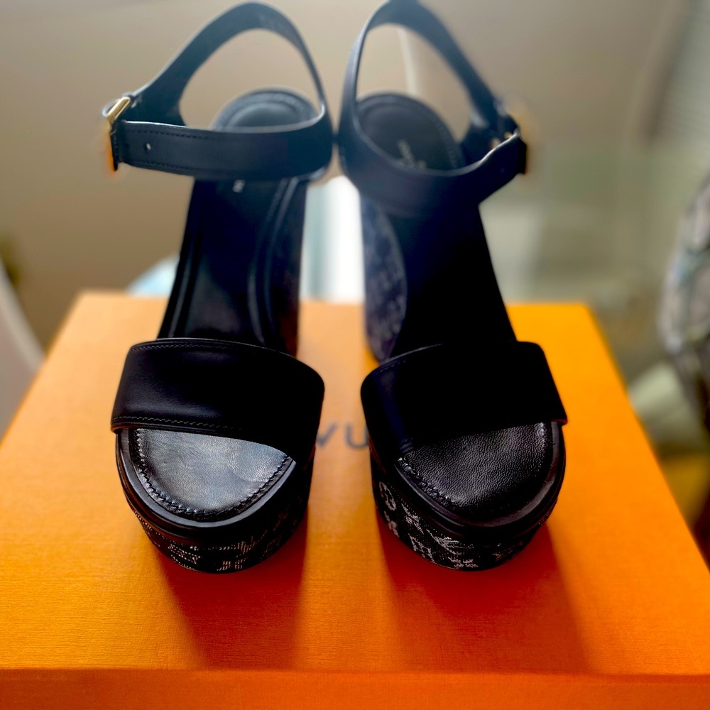 Authentic Louis Vuitton Waterfall Wedge Sandal sz 39 New! Dark Navy Blue Leather - Picture 15 of 16